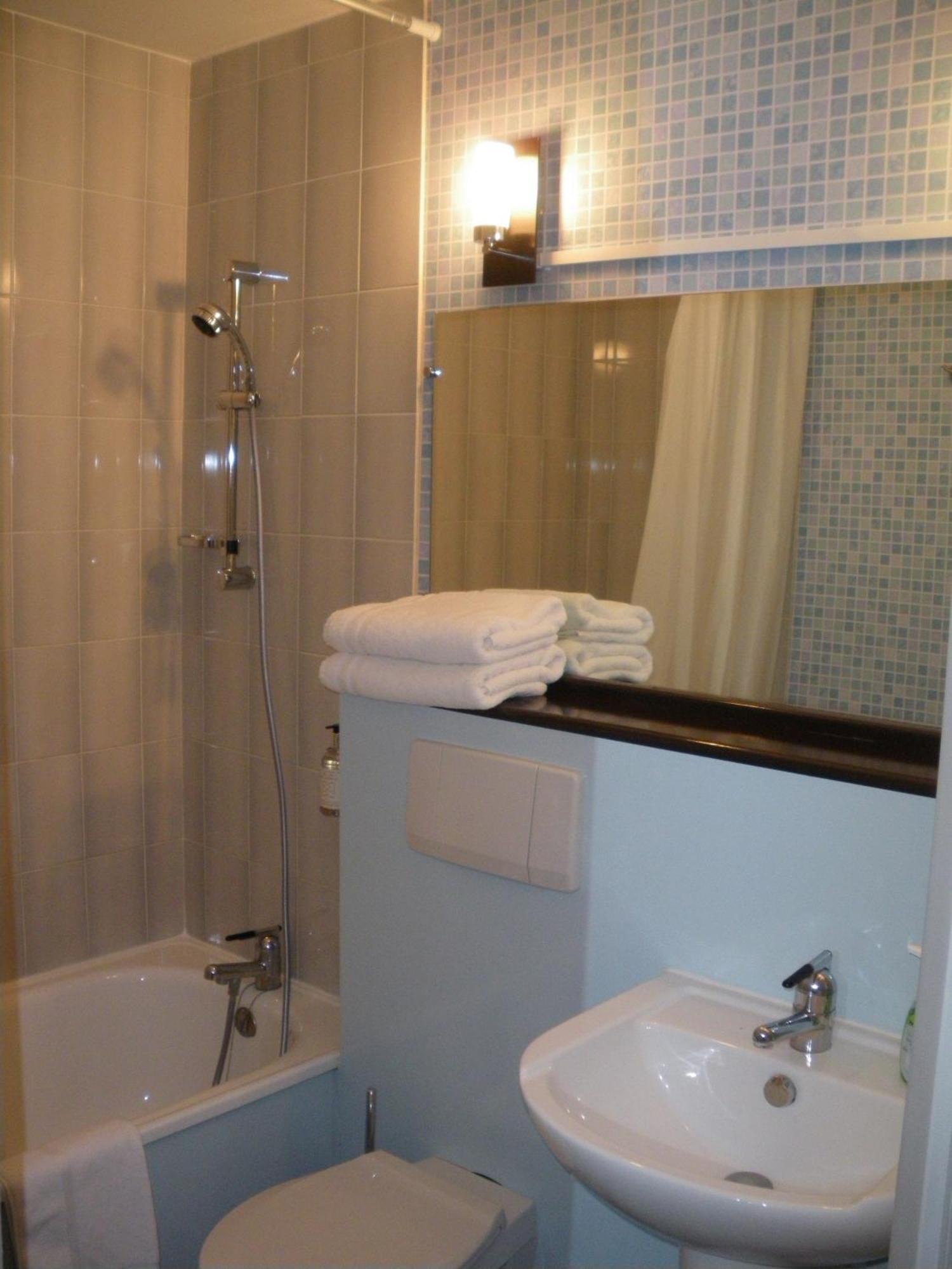 Hotel Contact 2*
