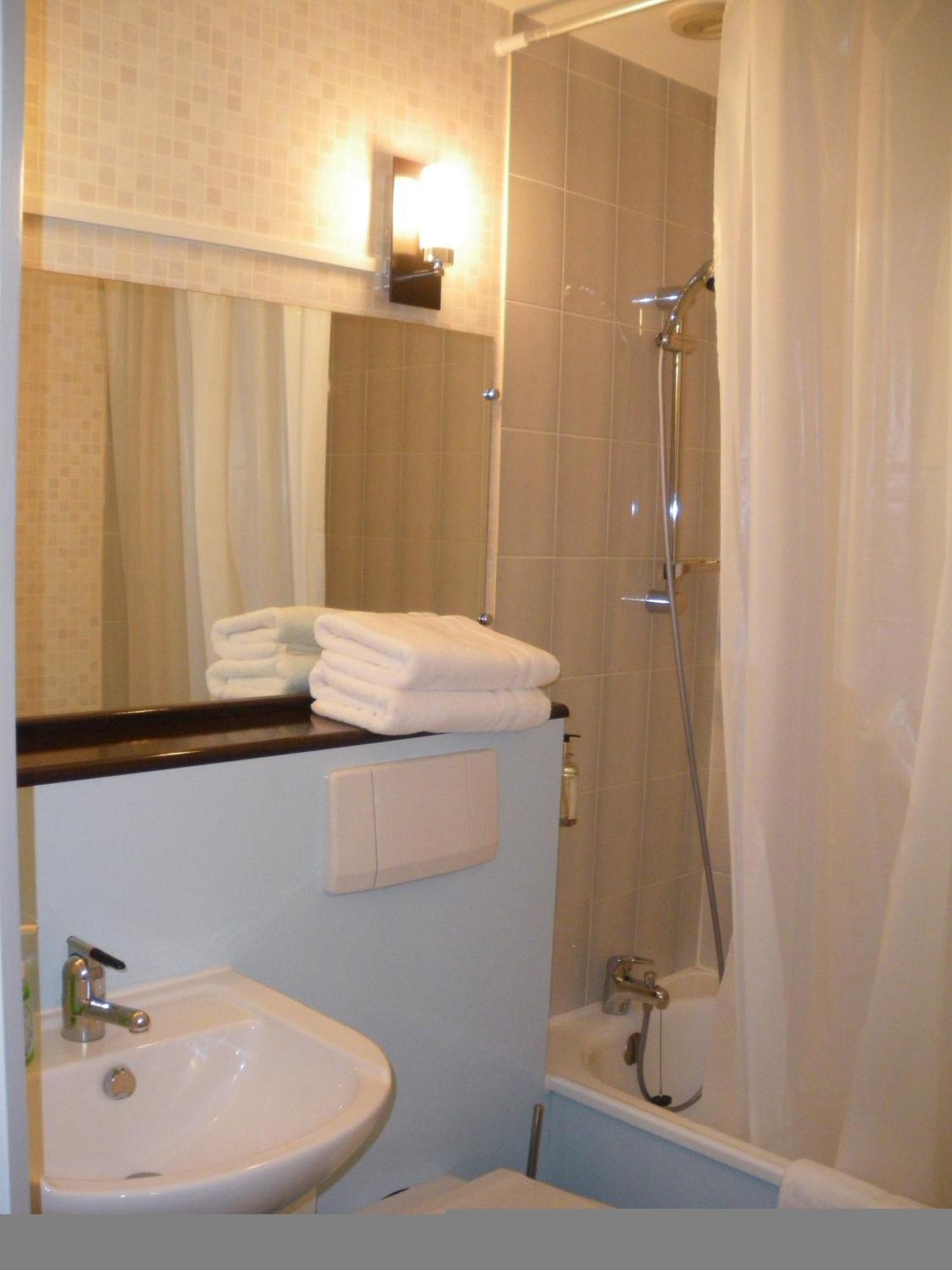 Hotel Contact 2*