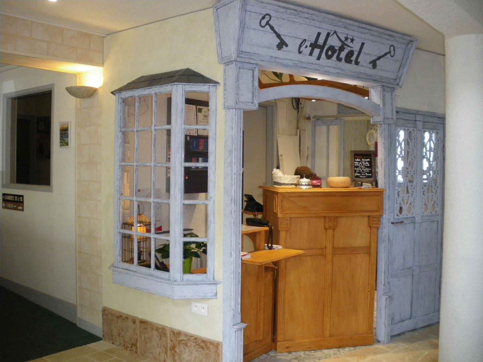 Hotel Contact 2*